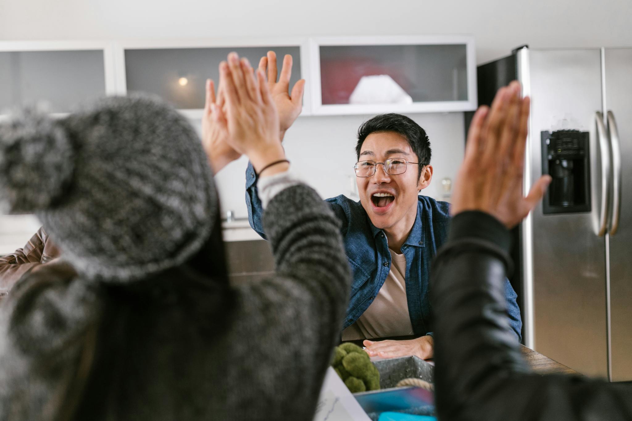 About 1 Ingresos Digitales a diverse group of adults sharing a