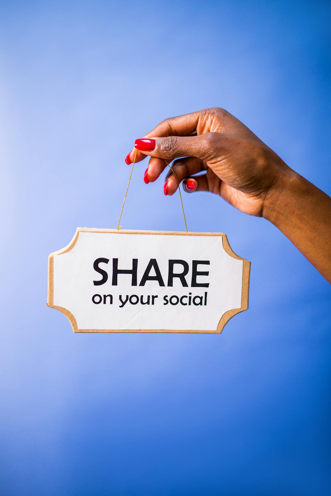 About 2 Ingresos Digitales close up of a hand holding a share