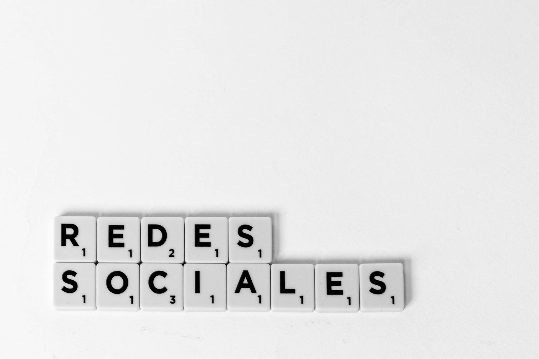 About 3 Ingresos Digitales scrabble tiles spelling redes sociales illustrating a