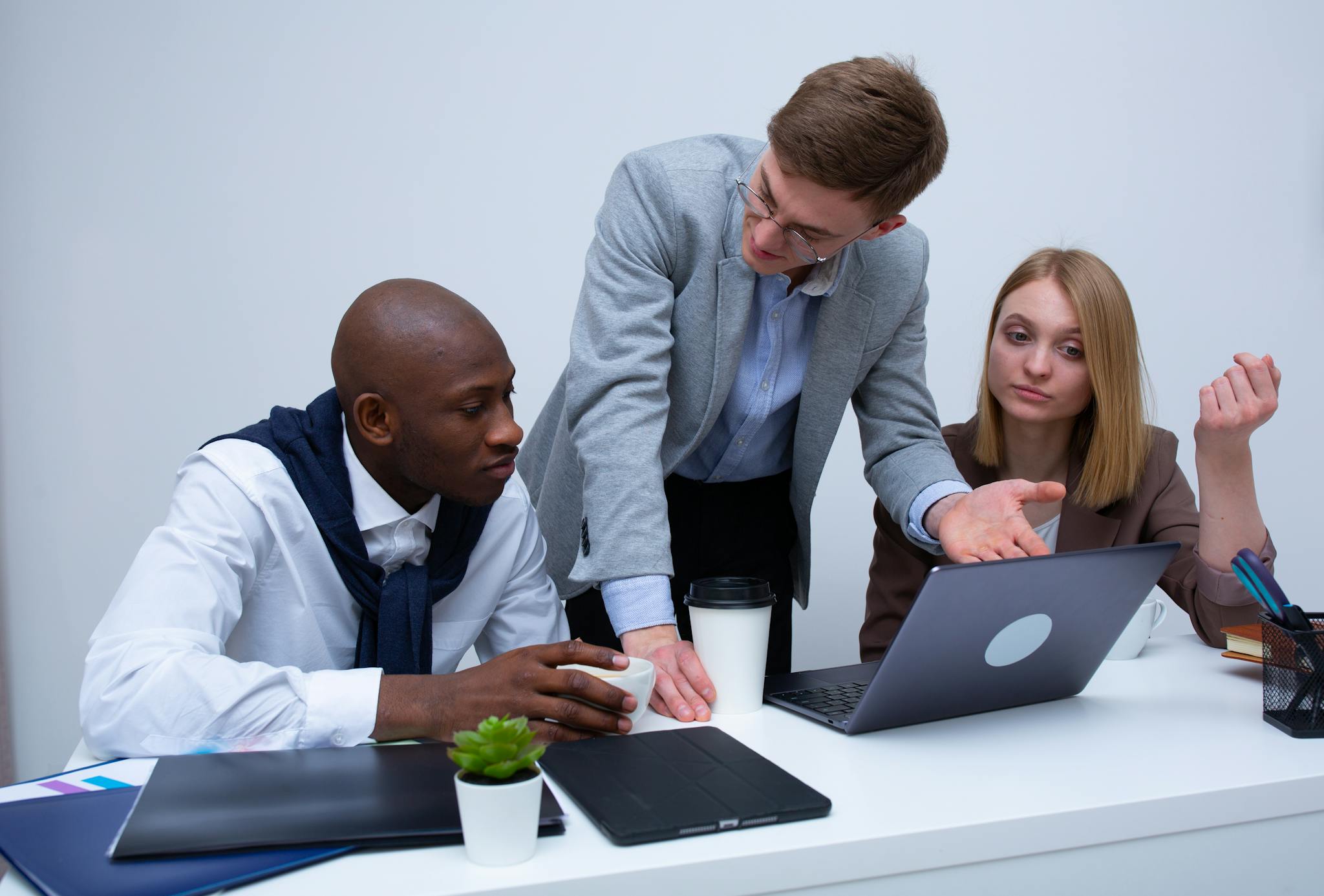 Home 9 Ingresos Digitales three professionals engage in a lively business